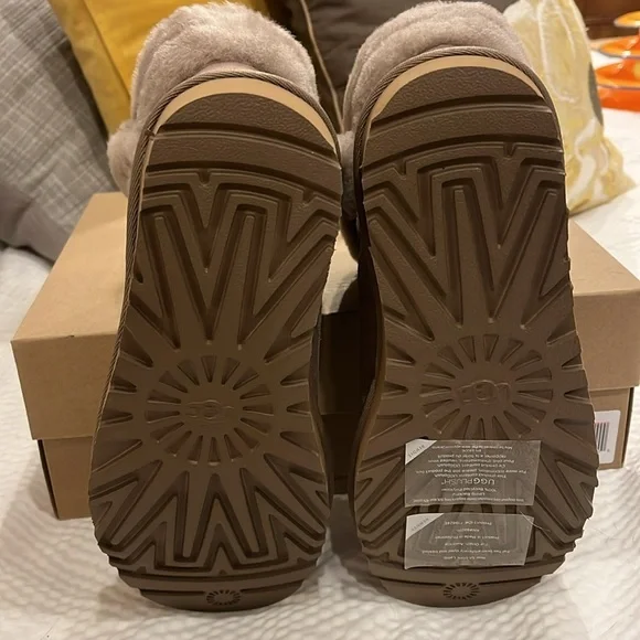 NWT UGG Women's Saniya Shearling Mini Boots size 6 in Caribou - Picture 4 of 5